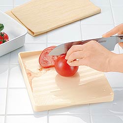 こぼさずキレイ！クルッと使い分けまな板